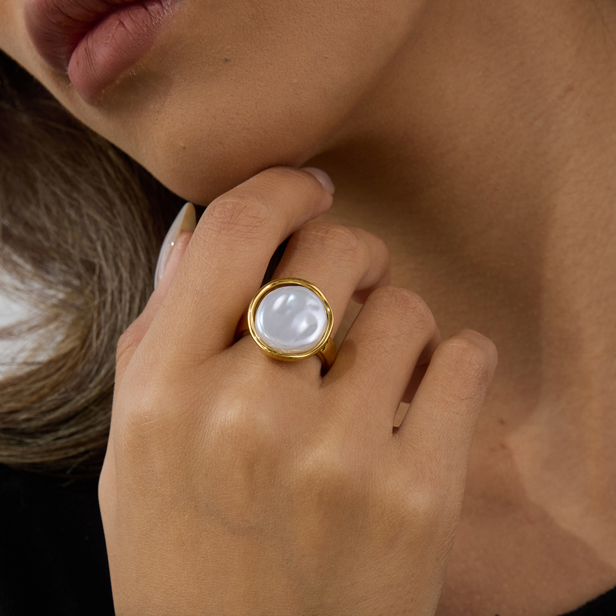 ELENYS Organic Pearl – pozlacený prsten s velkou perličkou v 18k žlutém zlatě